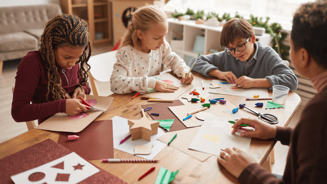 Abenteuer im Haus: Spiele Kinder drinnen mit Fantasie