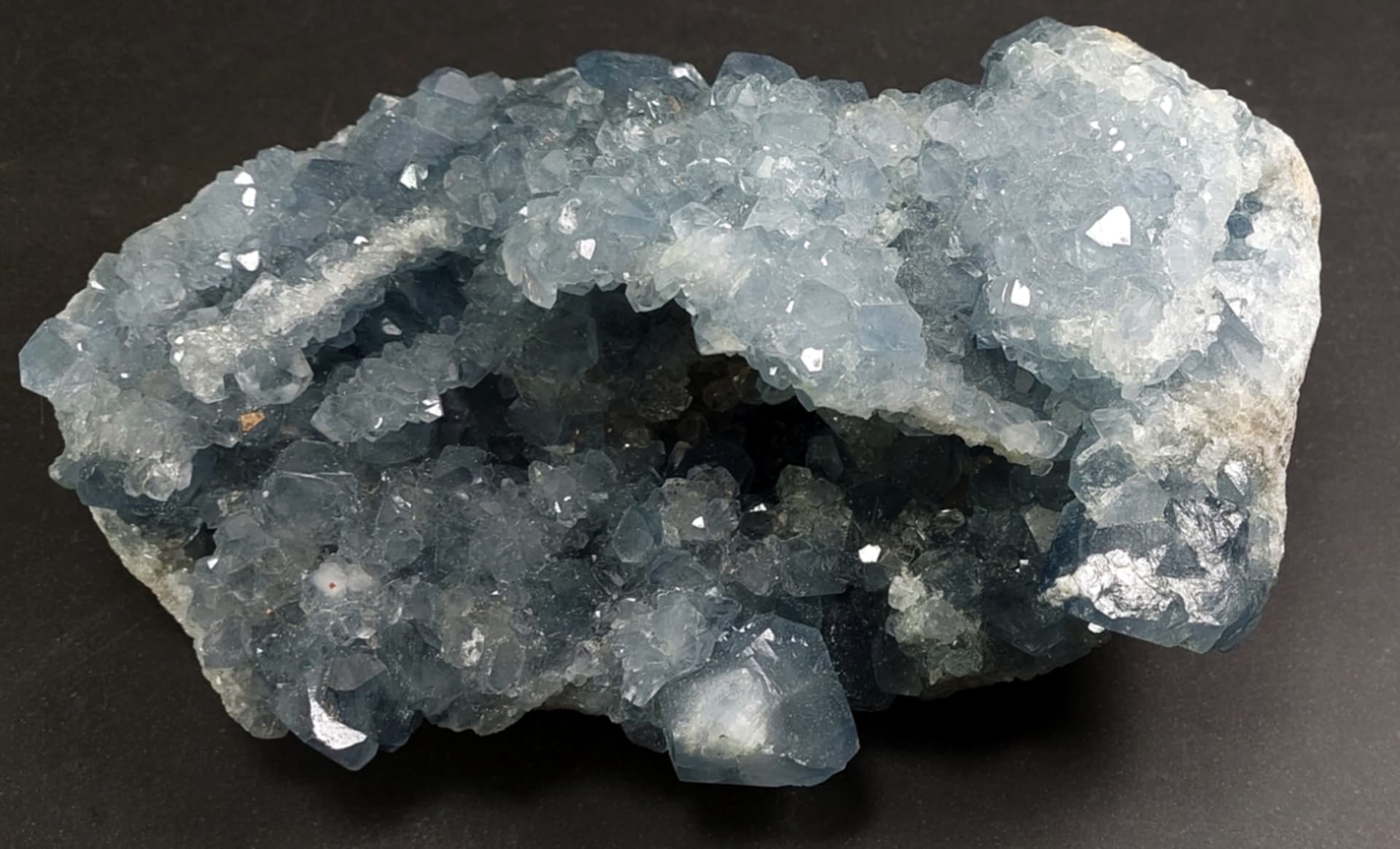 celestit Energiekristall für himmlische Ruhe und spirituelle Klarheit