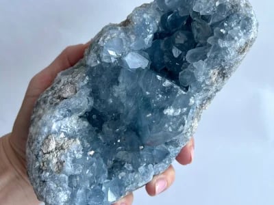 celestit Energiekristall für himmlische Ruhe und spirituelle Klarheit