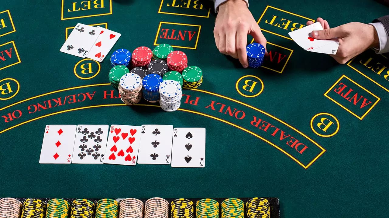 Online Poker mit Echtgeld: Freispiele und Willkommensboni im Überblick