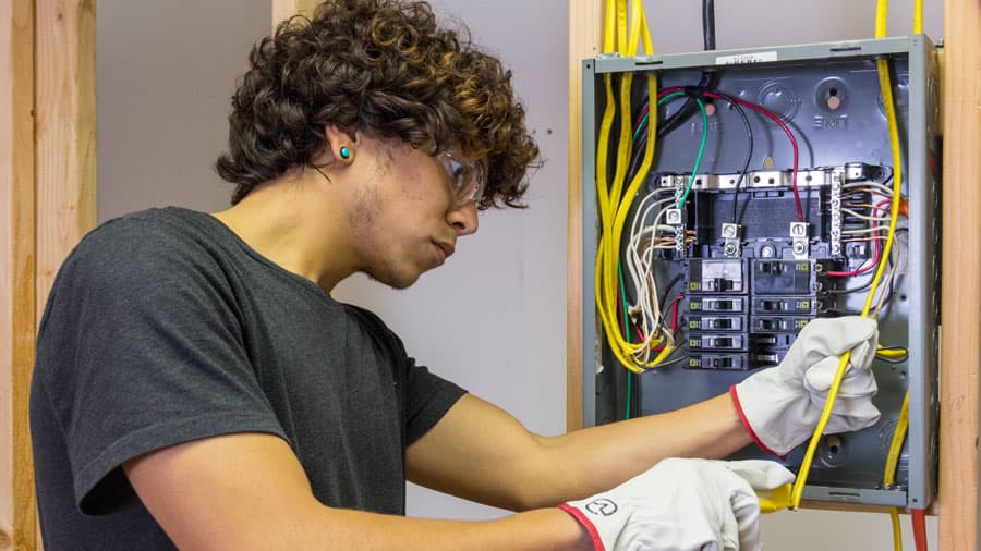 Wie Unternehmen ihre elektrische Sicherheit durch eine gründliche DGUV V3 Prüfung und VDE Prüfung gewährleisten