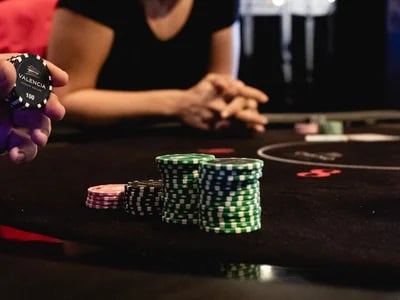 Online Poker mit Echtgeld: Freispiele und Willkommensboni im Überblick