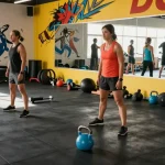 Energiegeladene Fitness-Umgebung mit Global Pharma Steroids und engagierten Sportlern im Training